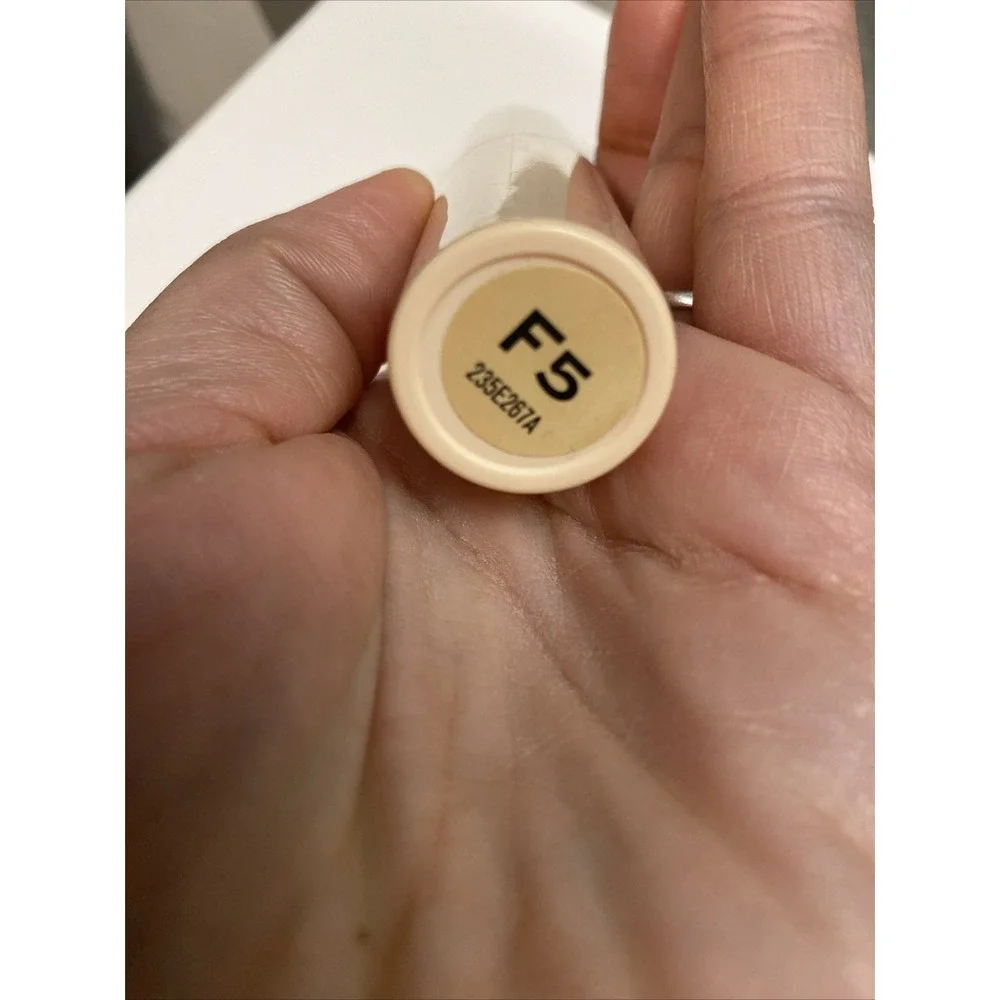 Makeup Revolution Fast Base Stick‎ Foundation - F5 Sealed